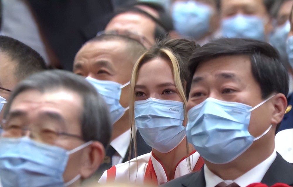 曼玛尤德团袭击了乘有女学生的客船，并绑架了女孩子们。